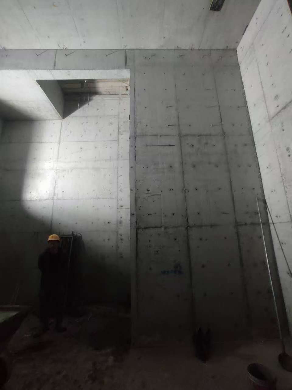 咸安墙上开槽钢筋断了有影响吗